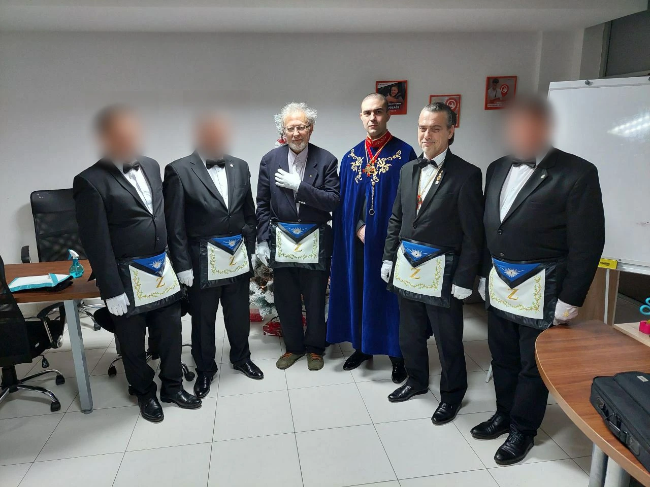 Grupna fotografija sa svečanom odećom, keceljama i plavim plaštom
